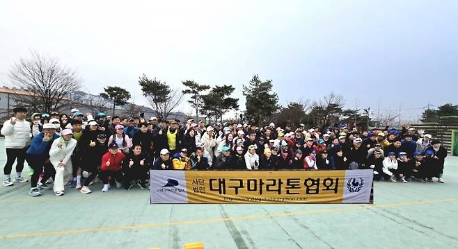 대구마라톤협회 회원들이 마라톤 경기 후 단체로 기념촬영을 하고 있다.<대구마라톤협회 제공<
