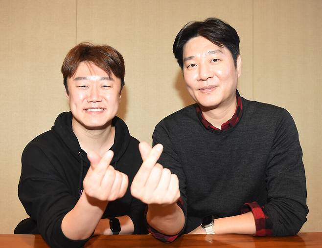 황현기 '펑크비즘' 대표와 이한준 '체인아트' 대표(오른쪽)가 26일 오후 서울 서초구 그레이츠 강남에서 본지와 인터뷰 후 포즈를 취하고 있다./ 이호형 기자 leemario@sporbiz.co.kr