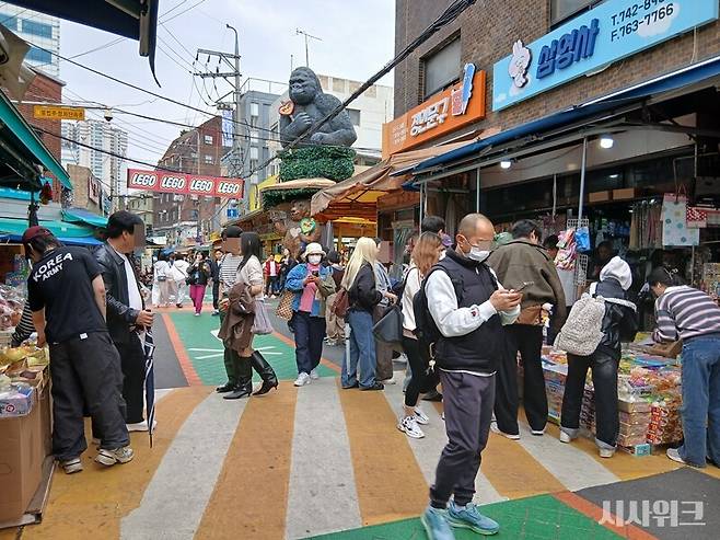 Z세대들 사이에서 서울 동대문구 창신동 문구·완구거리(완구거리)가 '말랑이 성지'로 불리며 필수코스로 떠오르고 있다. 30일 오후 서울 종로구 창신동 완구거리에는 평일임에도 방문객으로 활기를 띄었다. / 사진=김지영 기자
