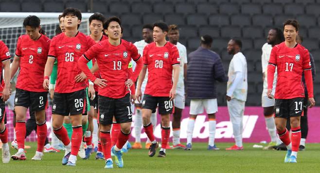 한국축구국가대표팀이 28일(현지시간) 영국 밀턴킨스 스타디움 MK에서 열린 코트디부아르와 평가전에서 0-4로 패하고 아쉬워하고 있다. 사진=연합뉴스