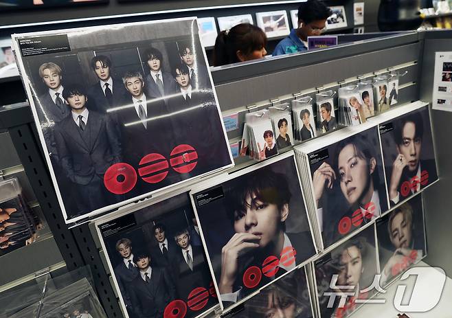 그룹 방탄소년단(BTS)의 정규 5집 '아리랑'(ARIRANG) 타이틀곡 '스윔'(SWIM)이 메인 싱글 차트인 '핫 100'(Hot 100) 진입과 동시에 1위를 차지했다. 사진은 30일 서울 중구 명동의 케이팝 굿즈샵 '케이메카' 본점에 BTS 신보 '아리랑'이 진열된 모습. 2026.3.30 ⓒ 뉴스1 오대일 기자