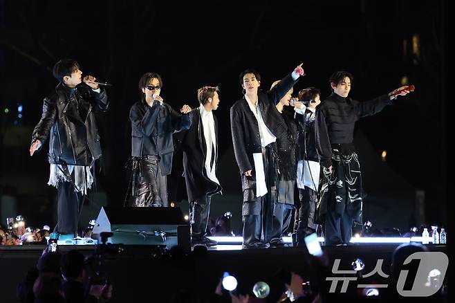 방탄소년단(BTS, RM, 진, 슈가, 제이홉, 지민, 뷔, 정국)이 21일 오후 서울 종로구 광화문광장에서 열린 'BTS 컴백 라이브: 아리랑'에서 화려한 무대를 선보이고 있다. 2026.3.21 ⓒ 뉴스1 임세영 기자