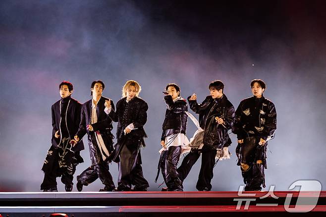 방탄소년단(BTS)이 21일 서울 광화문광장에서 'BTS 컴백 라이브: 아리랑' 발매 기념 컴백 공연을 하고 있다. (빅히트 뮤직·넷플릭스 제공. 재판매 및 DB 금지) 2026.3.22 ⓒ 뉴스1