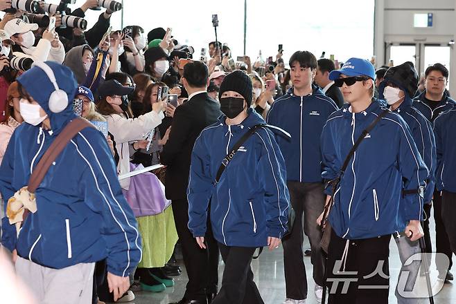 그룹 방탄소년단(BTS)이 22일 오전 인천국제공항을 통해 미국 뉴욕으로 출국하고 있다. 2026.3.22 ⓒ 뉴스1 구윤성 기자