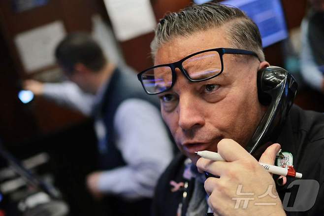 30일(현지시간) 미국 뉴욕증권거래소(NYSE)에서 트레이더들이 거래를 하고 있다. 이란 전쟁 여파 속에 다우지수가 5주 연속 하락 이후 200포인트 이상 반등하며 주 초반 상승세를 보였다. 2026.3.30 ⓒ AFP=뉴스1