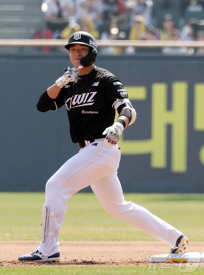 28일 서울 송파구 잠실야구장에서 열린 '2026 신한 SOL KBO리그' 공식 개막전 KT 위즈와 LG 트윈스의 경기, KT 이강민이 1회초 2사 1,2루 상황 싹쓸이 2타점 2루타를 친 뒤 환호하고 있다. 2026.3.28 ⓒ 뉴스1 김진환 기자