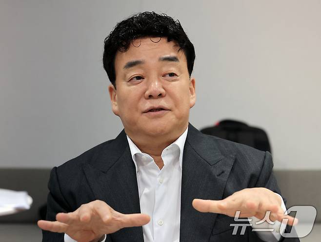 백종원 더본코리아 대표가 31일 서울 서초구 더본코리아별관에서 열린 기자간담회에서 취재진 질문에 답변하고 있다. 2026.3.31 ⓒ 뉴스1 이호윤 기자
