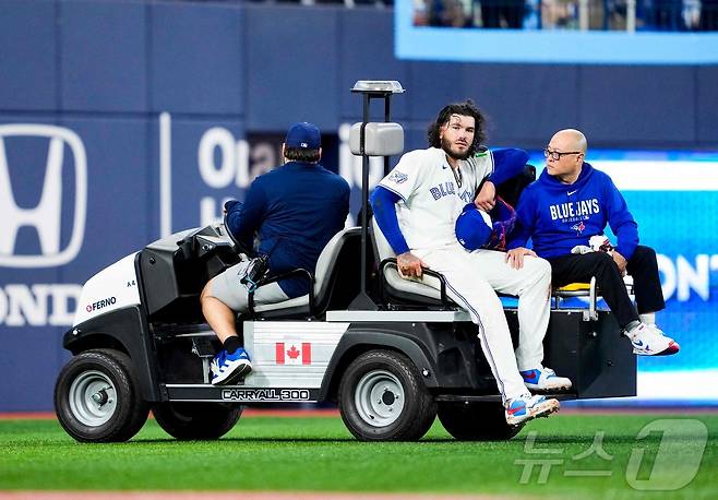 MLB 토론토 선발 투수 폰세가 31일(한국시간) 콜로라도전에서 부상을 당한 뒤 카트에 올라 야구장을 빠져나가고 있다. ⓒ AFP=뉴스1