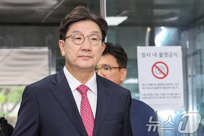 권성동 국민의힘 의원이 16일 오후 서울 서초구 중앙지방법원에서 '통일교 불법 정치자금 수수' 의혹(정치자금법 위반 혐의) 관련 구속 전 피의자 심문(영장실질심사)에 출석하고 있다. 2025.9.16 ⓒ 뉴스1 안은나 기자