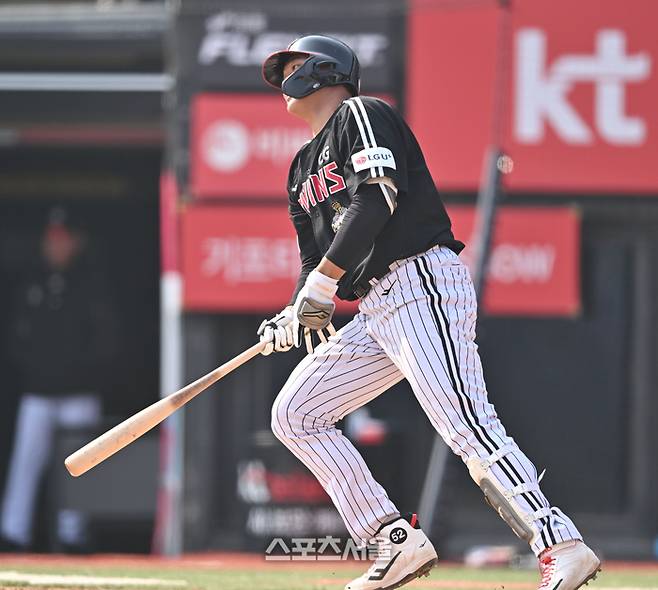 LG 이재원이 17일 수원 KT위즈파크에서 열린 2026 KBO리그 시범경기 KT전 8회초 1사 좌중월 홈런을 날리고 있다. 수원 | 최승섭기자 thunder@sportsseoul.com