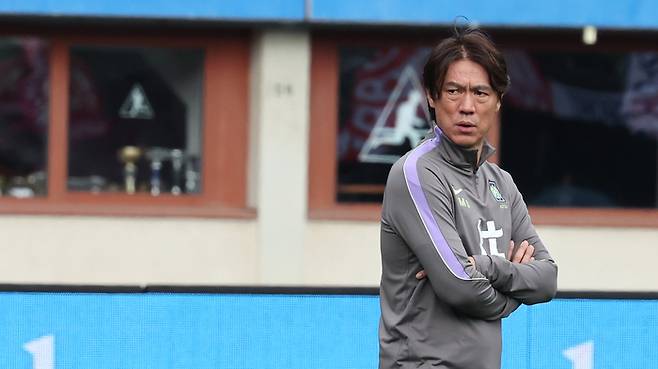 오스트리아전을 하루 앞둔 30일(현지시간) 축구 국가대표팀 홍명보 감독이 경기가 열릴 에른스트 하펠 스타디움에서 훈련을 지켜보며 생각에 잠겨 있다. 사진 | 빈=연합뉴스