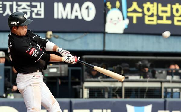 29일 오후 서울 송파구 잠실야구장에서 열린 2026 신한 SOL KBO리그 KT 위즈와 LG 트윈스의 경기, 6회초 투아웃 주자 1루에서 KT 허경민이 동점 투런 홈런을 치고 있다. /사진=뉴시스