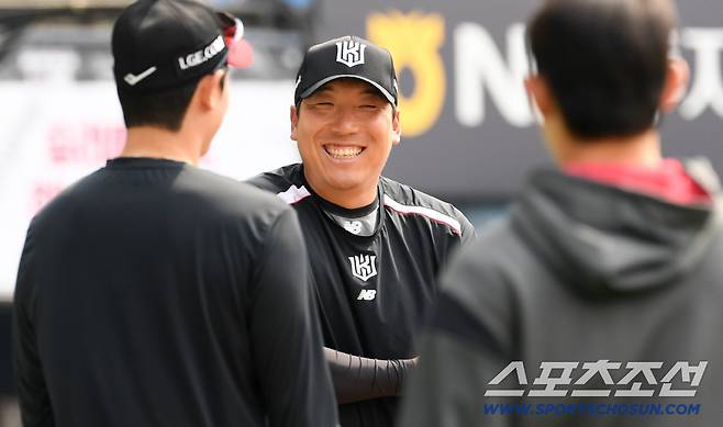 LG 선수들은 KT 유니폼을 입고 잠실을 찾은 김현수를 따뜻하게 맞이했다.