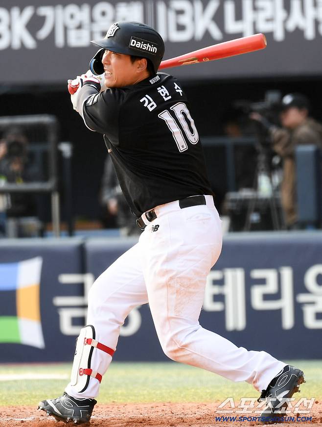 개막전 첫 경기부터 안타를 날리며 예열을 마친 김현수.