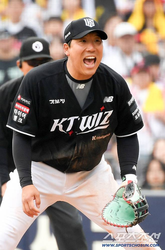 베테랑 김현수 효과가 개막전부터 나오며 KT는 연승을 달렸다.