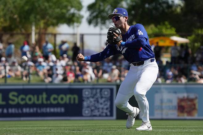 Mar 16, 2026; Phoenix, Arizona, USA; Los Angeles Dodgers second baseman Hyeseong Kim (6) makes the play against the Milwaukee Brewers in the second inning at Camelback Ranch-Glendale. Mandatory Credit: Rick Scuteri-Imagn Images
<저작권자(c) 연합뉴스, 무단 전재-재배포, AI 학습 및 활용 금지>