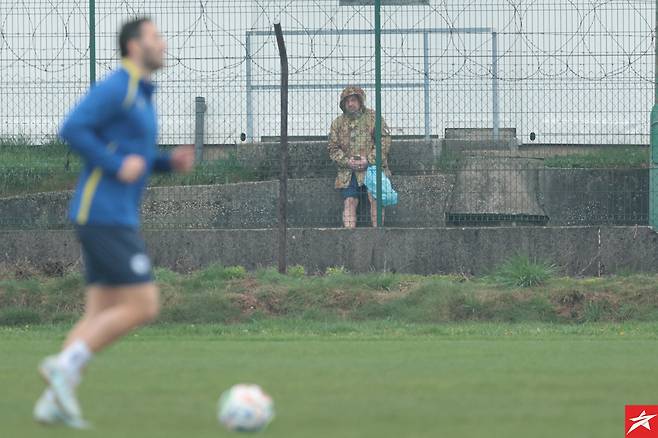 이탈리아 군인이 보스니아대표팀의 훈련장을 지켜보고 있다. 사진출처=보스니아 매체 '스포르트스포트' 홈페이지