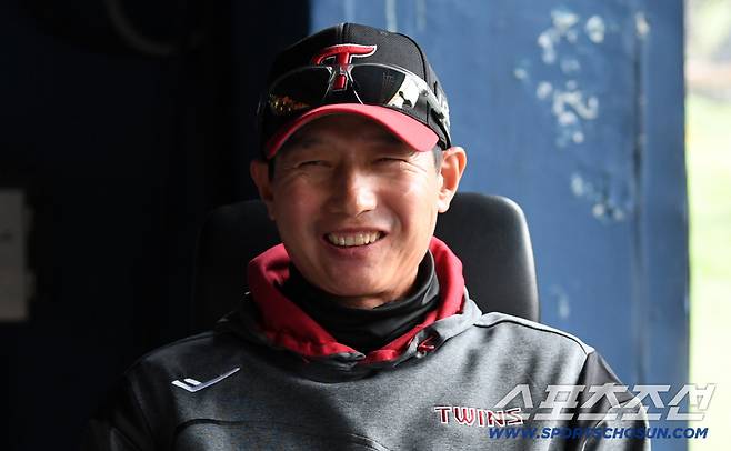 29일 잠실구장에서 열린 LG와 KT의 경기. KT 김현수가 LG 염경엽 감독이 인터뷰를 하고 있다. 잠실=박재만 기자 pjm@sportschosun.com/2026.03.29/