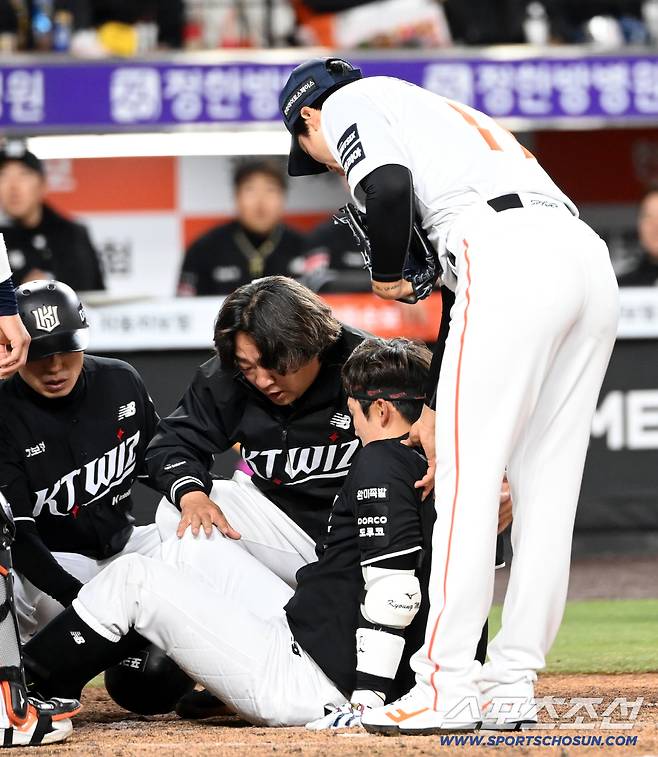 31일 대전한화생명볼파크에서 열린 KT와 한화의 경기. 5회초 1사 2루 KT 허경민이 한화 엄상백의 투구를 머리에 맞았다. 고통에 휩싸인 허경민에 다가가 미안함을 전하는 엄상백. 대전=허상욱 기자wook@sportschosun.com/2026.03.31/