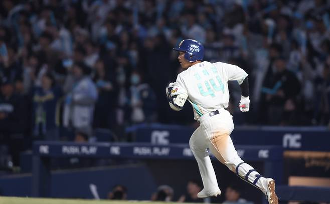 NC 김휘집 맹활약
(창원=연합뉴스) 김동민 기자 = 31일 경남 창원NC파크에서 열린 프로야구 2026 KBO리그 롯데 자이언츠와 NC 다이노스의 경기. 7회 말 1사 2·3루 상황 김휘집이 안타를 치고 달리고 있다. 2026.3.31
image@yna.co.kr
(끝)
<저작권자(c) 연합뉴스, 무단 전재-재배포, AI 학습 및 활용 금지>