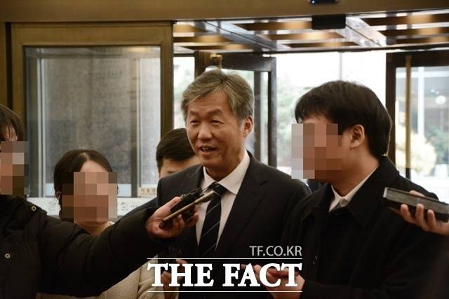 지난달 12일 오후 서울 중구 은행연합회관에서 간담회를 위해 최우형 케이뱅크 행장이 입장하고 있다. /김태환 기자