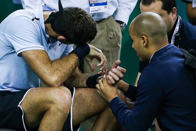 손목 부상으로 괴로워 하고 있는 후안 마틴 델 포트로 / 게티이미지코리아