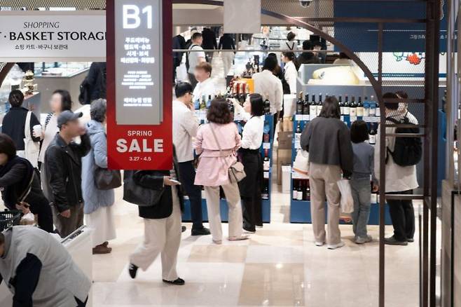 봄 정기세일에 돌입한 서울 시내 한 백화점이 쇼핑객들로 북적이고 있다. 연합뉴스