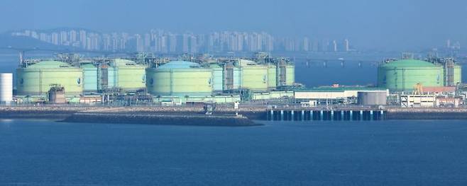 국내 최대 규모의 액화천연가스(LNG) 저장능력을 갖추고 있는 인천 연수구 송도 한국가스공사 인천생산기지 내 LNG 저장탱크 모습. 연합뉴스