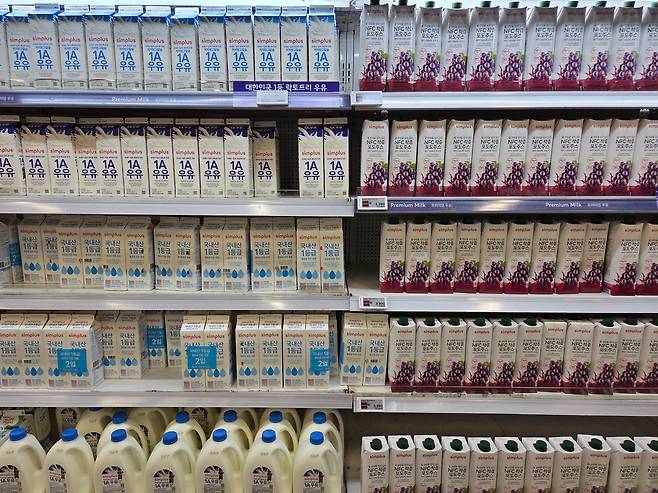 지난 30일 오후 서울 송파구 홈플러스 잠실점 냉장고가 홈플러스 자체 브랜드(PB) 우유와 음료로 채워져 있다. /권유정 기자