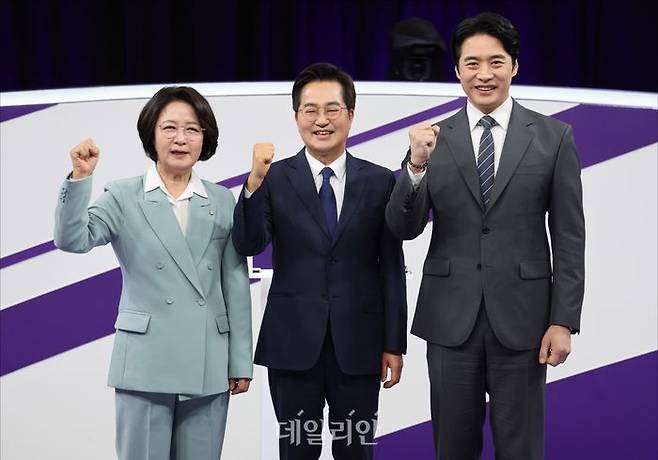 더불어민주당 추미애, 김동연, 한준호 경기도지사 경선 후보(왼쪽부터)가 30일 서울 마포구 상암동 MBC 신사옥에서 열린 '더불어민주당 경기도지사 후보자 합동토론회'에서 기념촬영하고 있다. ⓒ국회사진기자단