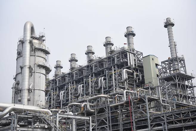 중동상황 장기화로 나프타 수급 차질로 인해 전남 여수 국가산업단지 내 석유화학 기업들의 생산 시설 가동 중단이 잇따르고 있다. 사진은 25일 여수산단내 NCC 2공장 모습. 2026.3.25 뉴스1