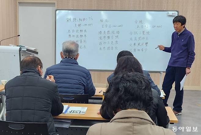 25일 전남 담양군 담양문화원에서 김동하 전 서영대 교수가 수강생 20명에게 고전 강좌를 하고 있다.
이형주 기자 peneye09@donga.com