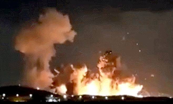 29일 미군이 초대형 지하관통폭탄(벙커버스터)으로 이란 이스파한의 탄약고를 공습하는 동영상을 도널드 트럼프 미 대통령이 자신의 트루스소셜에 30일 올렸다. 월스트리트저널(WSJ)은 미국이 2000파운드(907㎏)급 벙커버스터를 이곳에 집중 투하했다고 보도했다. 사진출처 트럼프 트루스소셜