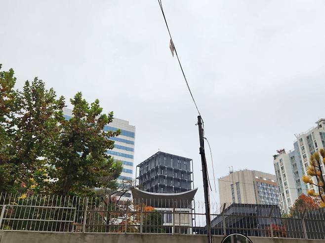 한국 전통 건축의 곡선을 떠올리게 하는 주한프랑스대사관 건물의 지붕 형태는 건축가 김중업이 설계했다. (본인 촬영)