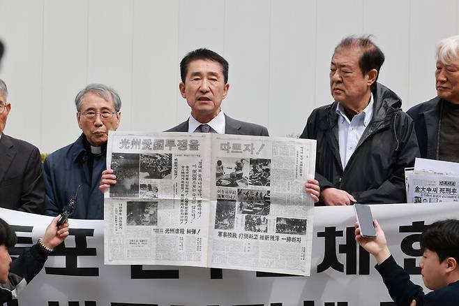 김창오 한통련 중앙본부 부위원장이 31일 오후 서울 중구 진실화해위 앞 기자회견에서 한통련(재일한국민주통일연합)에 대한 부당한 반국가단체 규정을 철회하라는 취지의 발언을 하고 있다. 정용일 선임기자 yongil@hani.co.kr