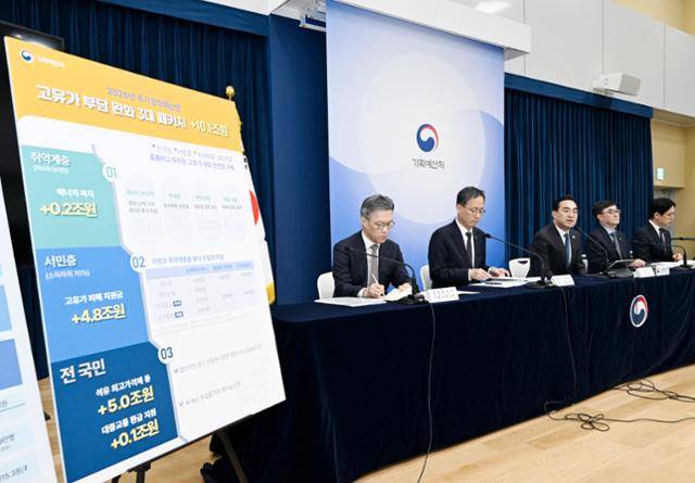 박홍근(왼쪽 세 번째) 기획예산처 장관이 27일 정부세종청사 중앙동에서 열린 '2026년 추가경정예산안 상세 브리핑'에서 주요 내용을 발표하고 있다. 기획예산처 제공