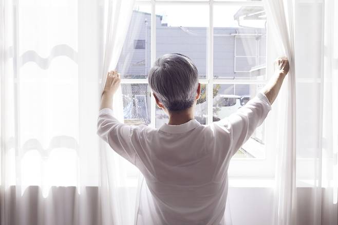 나이가 들수록 새벽에 잠에서 일찍 깨고 다시 잠들기 어려워지는 경우가 많다./사진=클립아트코리아