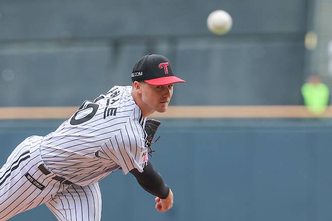 <yonhap photo-6086=""> 톨허스트가 2025년 10월 26일 서울 잠실야구장에서 열린 2025 프로야구 KBO리그 포스트시즌 한국시리즈 1차전 한화 이글스전에서 역투하고 있다. <저작권자 ⓒ 1980~2026 ㈜연합뉴스. 무단 전재 재배포 금지, AI 학습 및 활용 금지></yonhap>