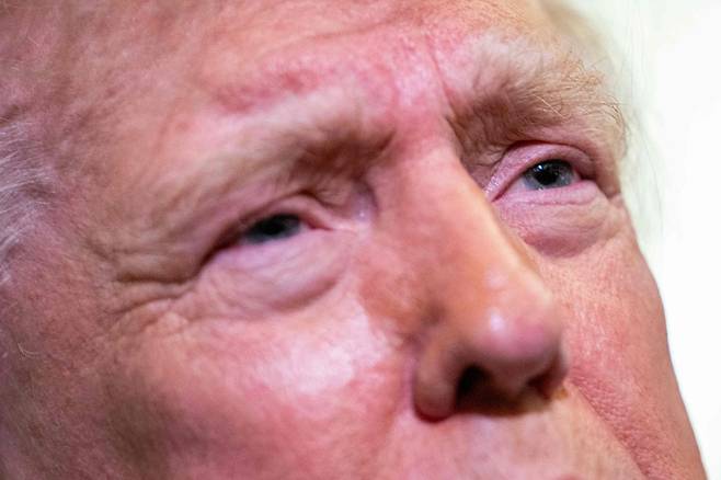 도널드 트럼프 미국 대통령이 29일(현지시간) 플로리다주 웨스트팜비치에서 워싱턴으로 가던 중 에어포스원에서 기자들과 대화하고 있다. AFP=연합뉴스