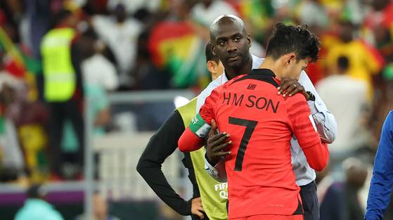 독일에 패한 뒤 경질된 가나 대표팀 아도 감독(왼쪽). 연합뉴스