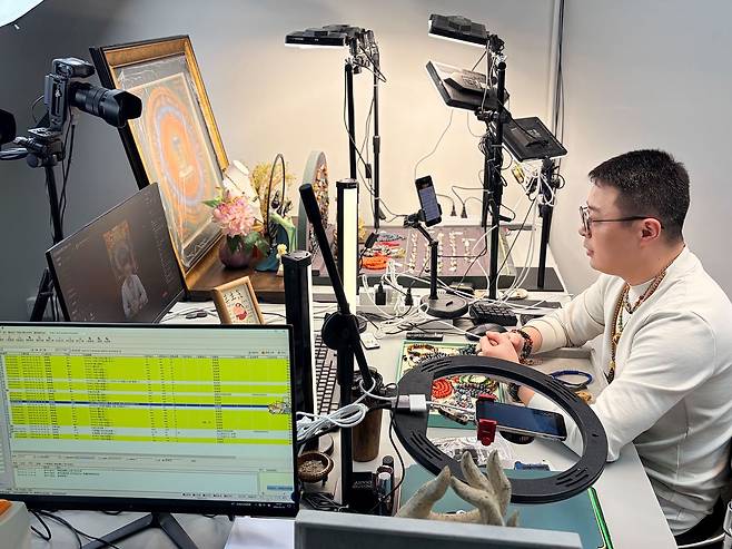 이우 메이롄후이(美聯荟)의 라방 장면. ‘라방’이 주요 판매 방식으로 부각되면서 이우에 젊은이들의 창업이 이어지고 있다. 김매화 기자