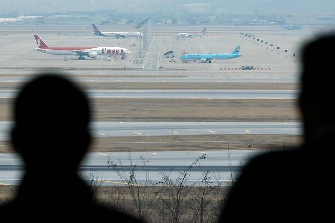 중동 사태로 국제유가와 환율이 오르면서 비용 부담이 커진 항공사들이 운항편을 줄이고 요금을 인상하는 등의 대책이 나오고 있는 가운데 30일 인천국제공항 계류장에 항공기들이 대기하고 있다. 사진=뉴스1