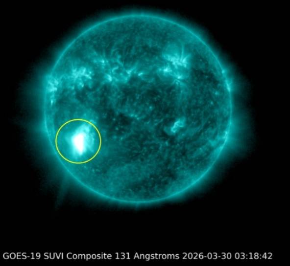 인공위성으로 촬영된 지난 29일(미국시간) 태양 모습. 동그라미 부위에서 강력한 플레어가 발생했다. 미 국립해양대기청 제공