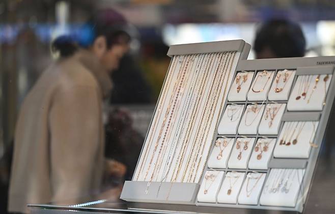 서울 종로구 귀금속거리에서 금 제품이 판매되고 있다. 윤웅 기자