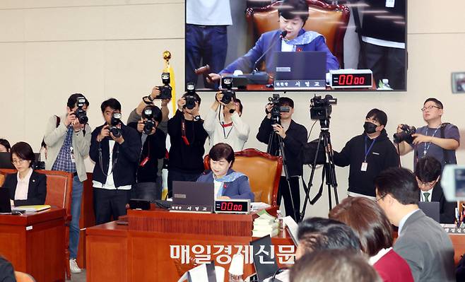 검찰 조작기소 국조특위 3차 전체회의 개의
31일 국회에서 열린 윤석열 정권 정치검찰 조작기소 의혹 사건 진상규명 국정조사특별위원회 제3차 전체회의에서 위원장인 더불어민주당 서영교 의원이 개의를 선언하고 있다. 김재훈기자