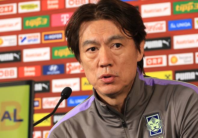 오스트리아전을 하루 앞둔 31일(한국시간) 홍명보 축구 국가대표팀 감독이 경기가 열릴 에른스트 하펠 스타디움에서 공식 기자회견을 하고 있다. 연합뉴스