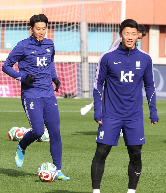 오스트리아전을 하루 앞둔 31일(한국시간) 한국 축구 국가대표팀 손흥민(왼쪽)과 황희찬이 경기가 열릴 에른스트 하펠 스타디움에서 훈련하고 있다. 연합뉴스