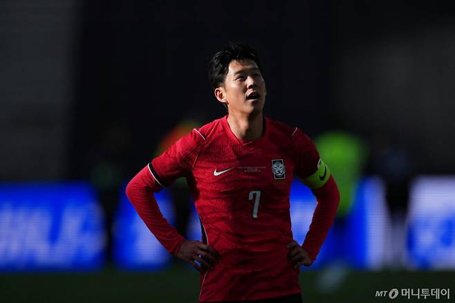 한국 축구 국가대표팀의 손흥민이 28일(현지 시간) 영국 밀턴킨스 스타디움에서 열린 코트디부아르와 평가전 중 아쉬운 표정을 짓고 있다. /사진=뉴시스