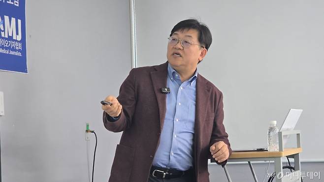 서준범 대통령 직속 국가인공지능전략위원회 AI기본의료태스크포스(TF)장(서울아산병원 영상의학과 교수)이 31일 서울 중구 상연재에서 열린 '한국의학바이오기자협회 미디어 아카데미'에서 AI와 의료 혁신을 주제로 발표하고 있다. /사진=홍효진 기자