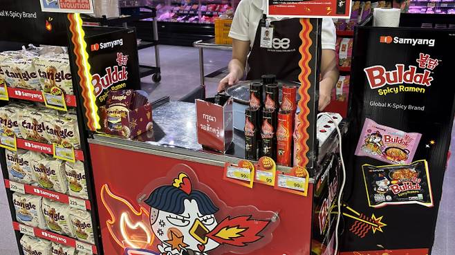 키움증권이 삼양식품의 실적 개선을 기대헀다. 사진은 태국 방콕 시내 대형 마트에 전시된 삼양식품의 불닭볶음면. /사진=머니투데이